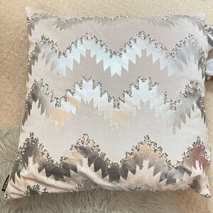 2 Safavieh Silver and Cream Textured Pillow 22X22
Luxury Accent Pillow modern